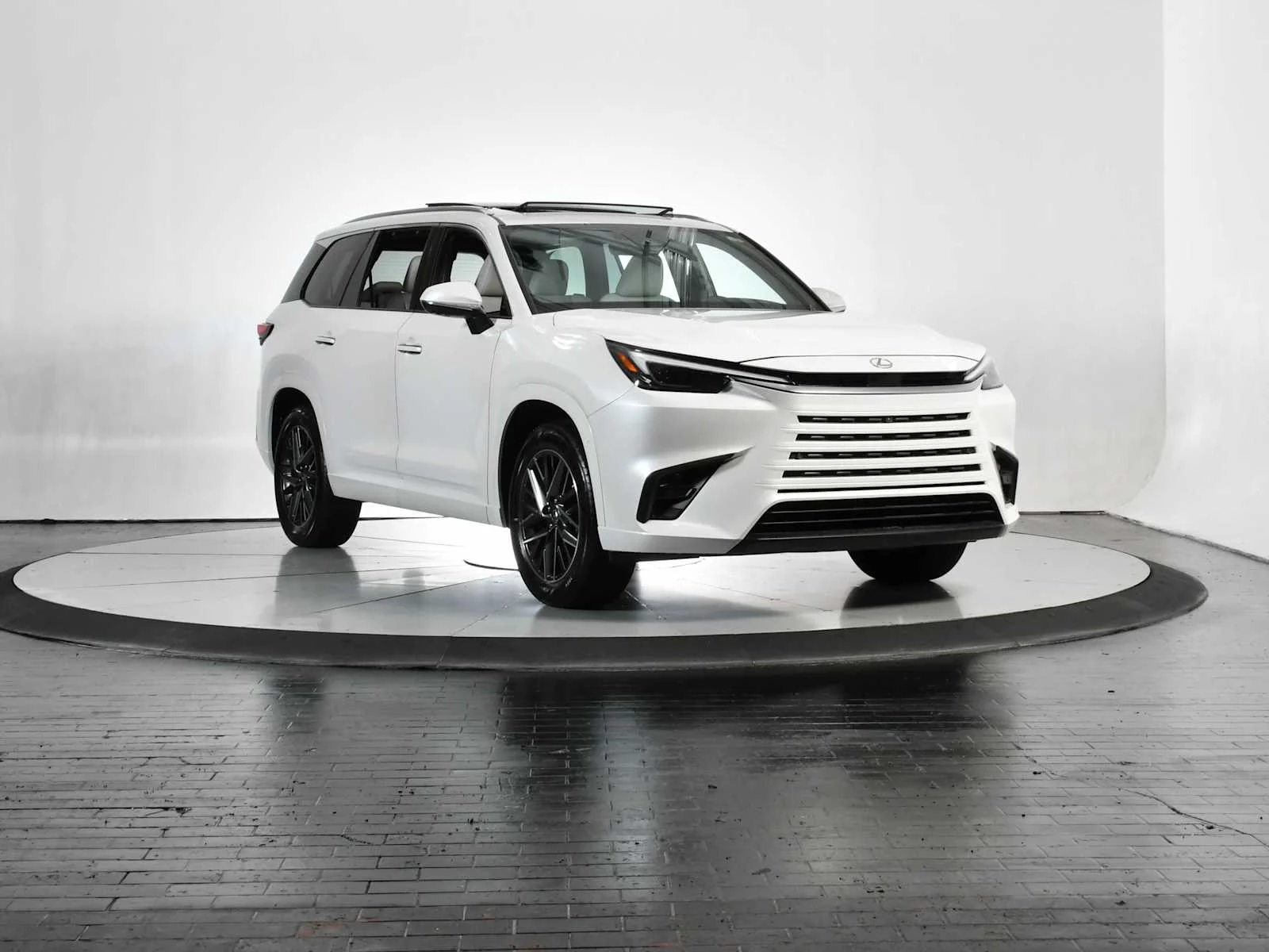 Used 2025 Wind Chill Pearl Lexus Premium image 9