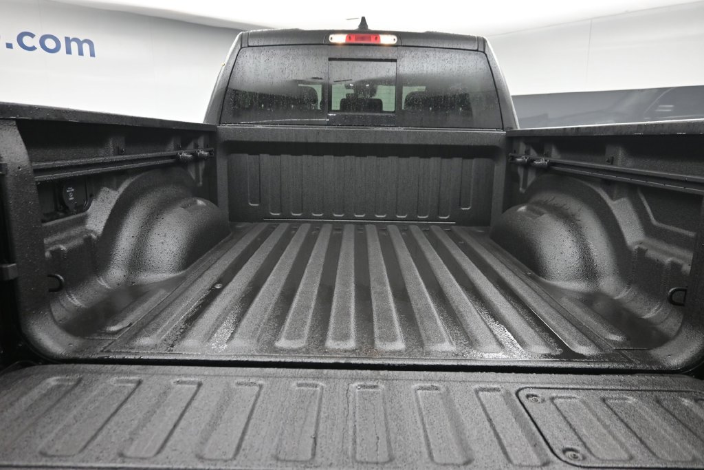 New 2027 Diamond Black Crystal Pearl-Coat Exterior Paint RAM Limited image 11
