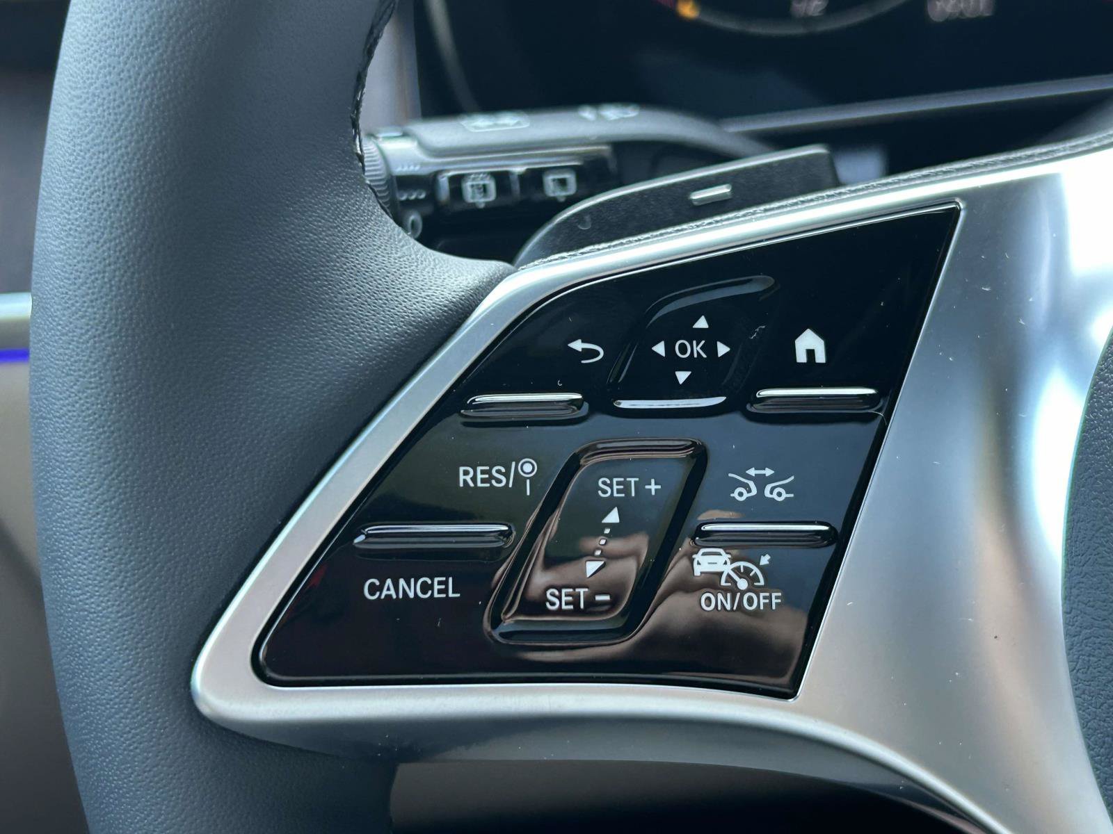 New 2027 Graphite Grey Metallic Mercedes-Benz GLC 300 SUV image 26