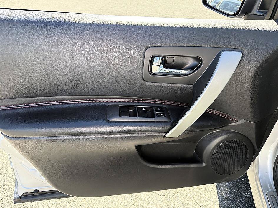 Used 2013 Brilliant Silver Nissan SL image 15