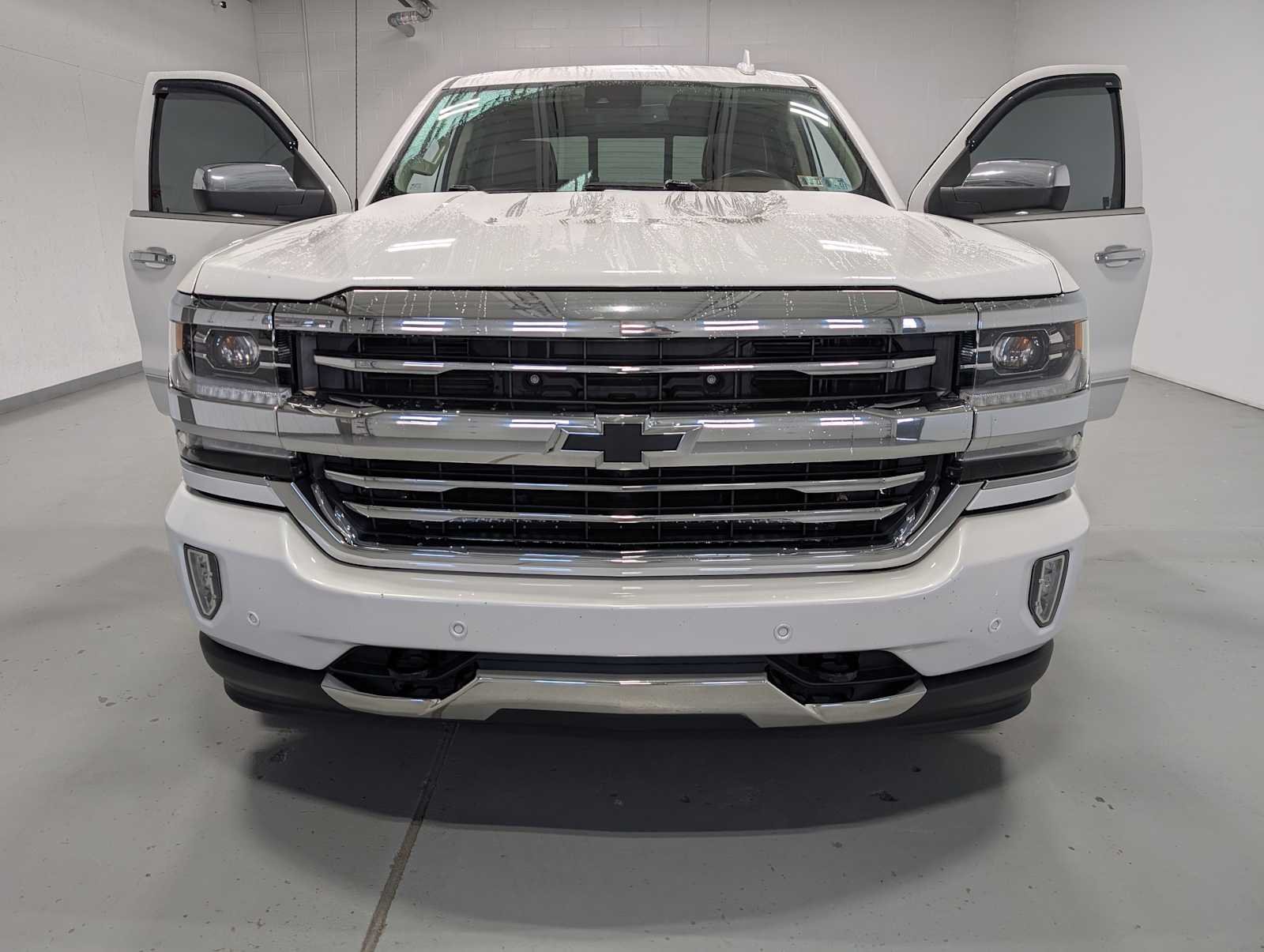 Used 2017 Iridescent Pearl Tricoat Chevrolet High Country image 16