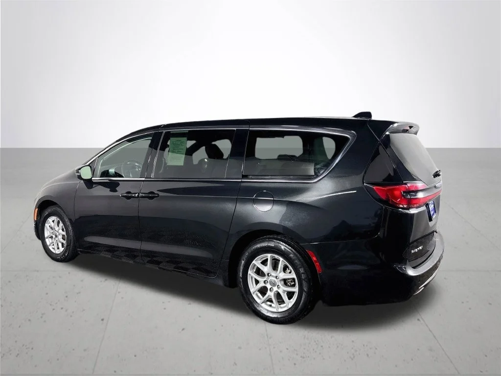 Used 2023 Black Chrysler Touring L image 8