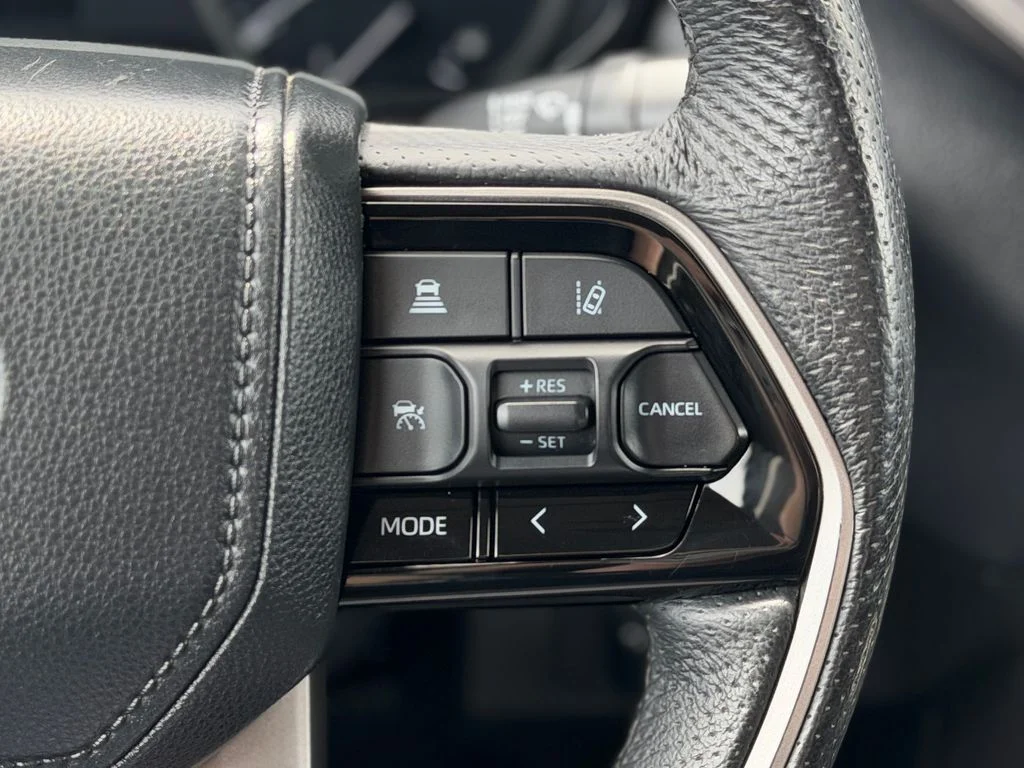 Used 2023  Toyota Limited image 12