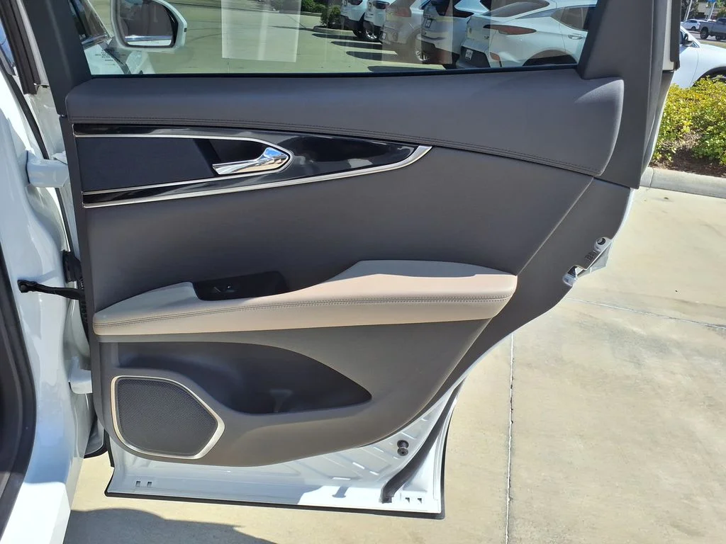 Used 2022 White Lincoln Standard image 19