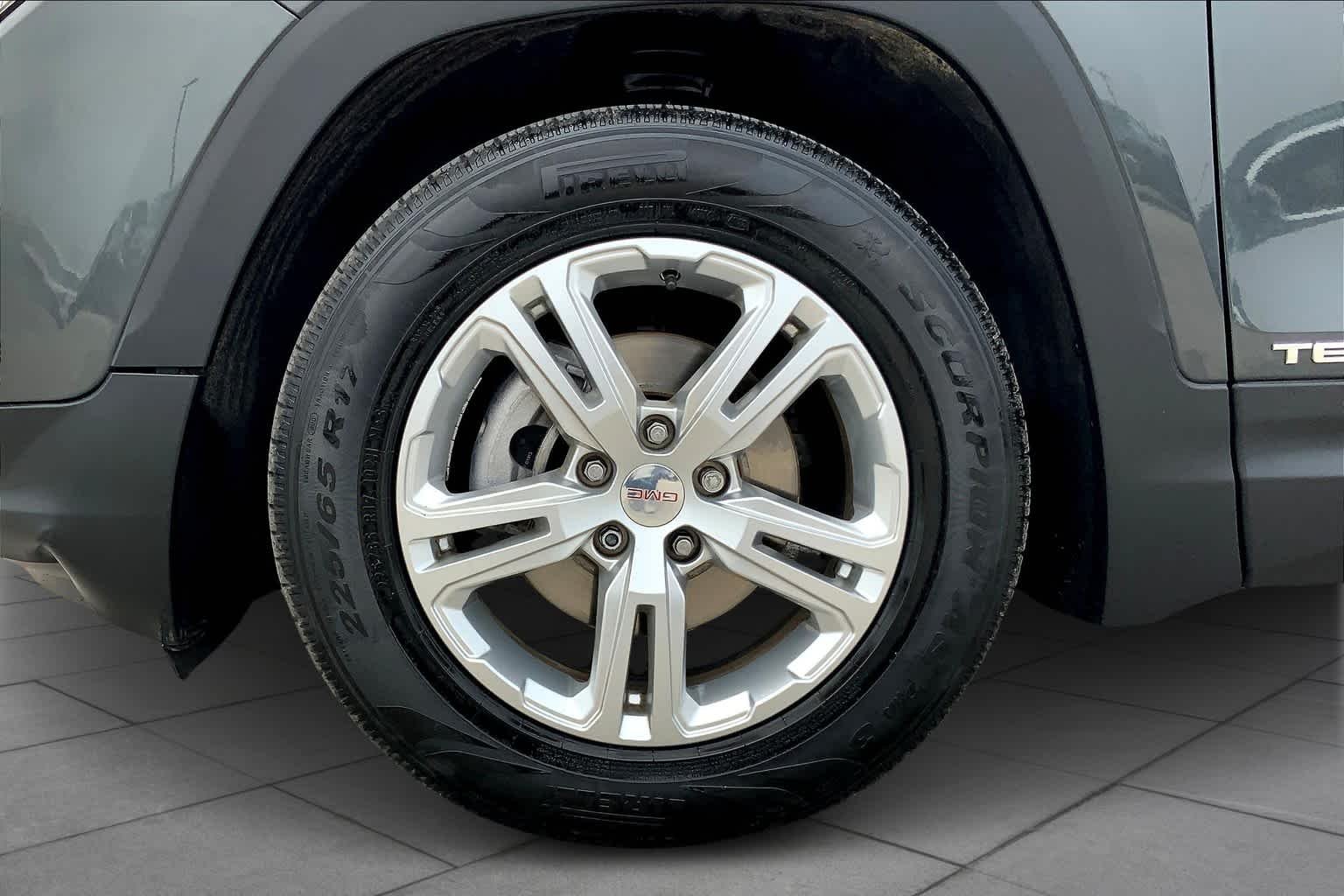 Used 2018 Graphite Gray Metallic GMC SLE image 11