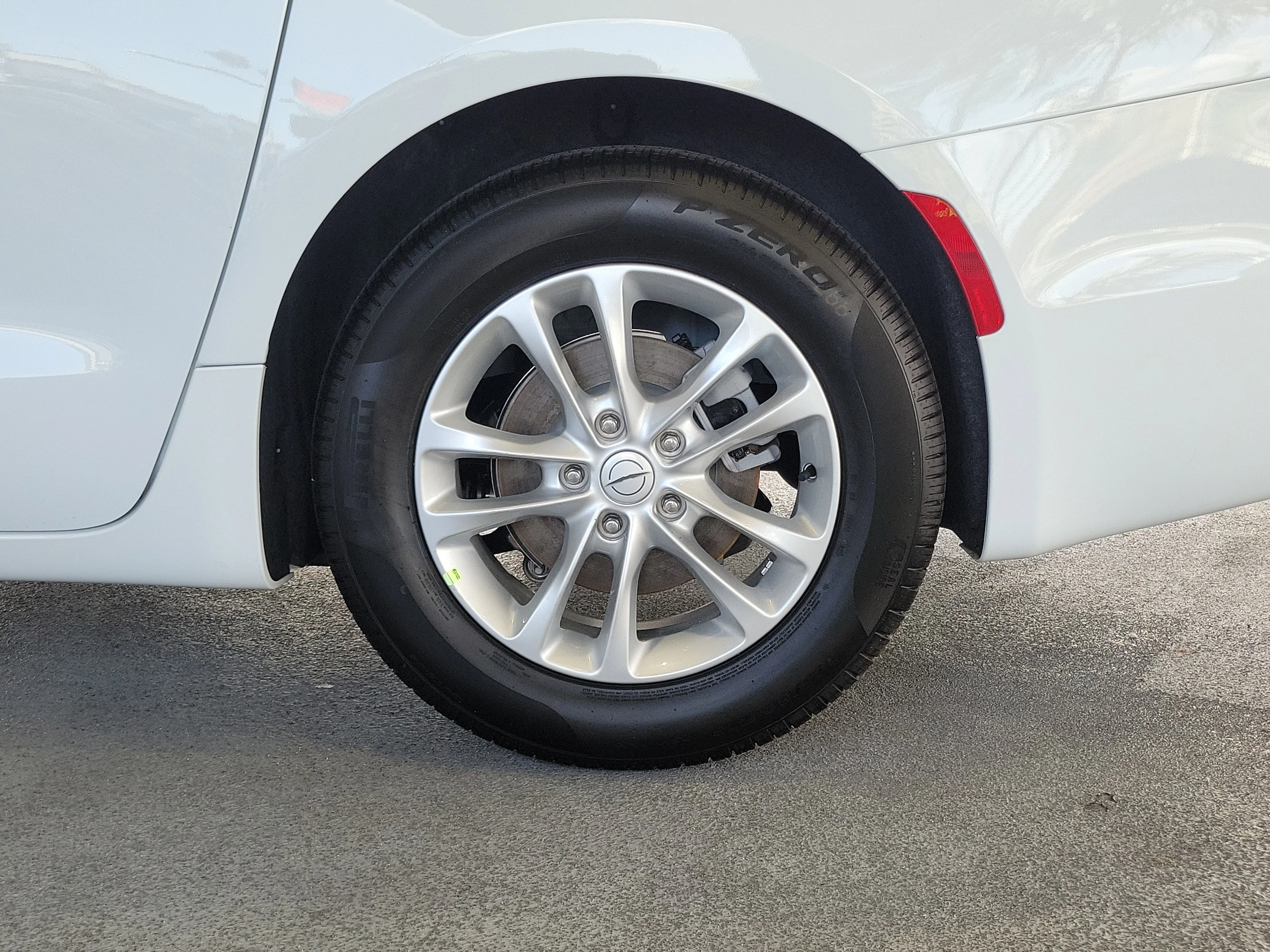 New 2026 Bright White Clear-Coat Exterior Paint Chrysler Select image 6