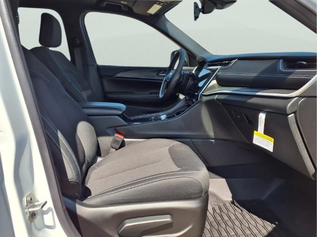 New 2026 Bright White Clear-Coat Exterior Paint Jeep Laredo image 15