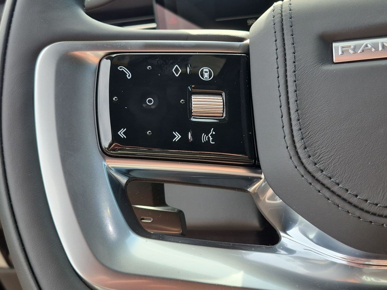 New 2026 Carpathian Grey Premium Metallic Land Rover SE image 11