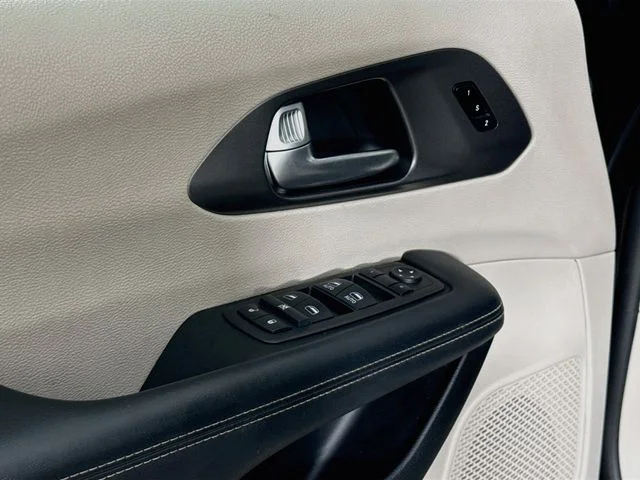 Used 2024 Black Chrysler Touring L image 17