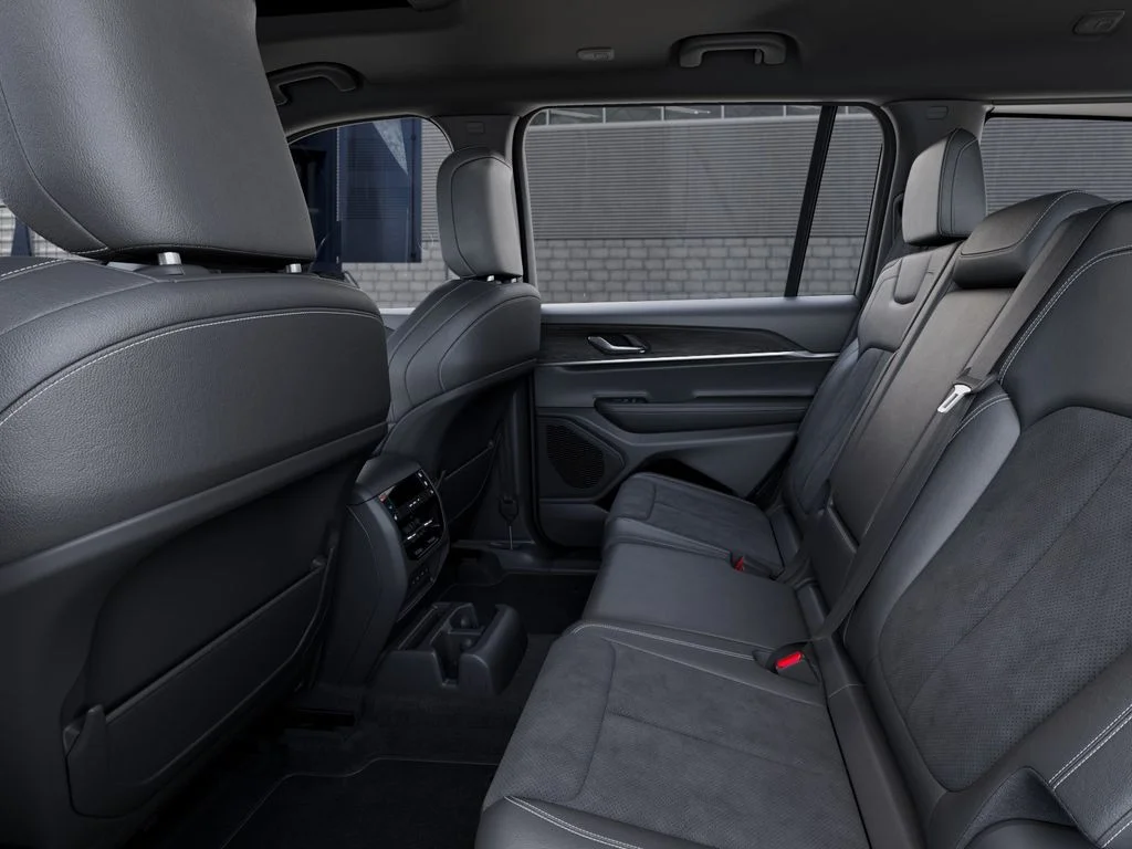 New 2026 Diamond Black Crystal Pearl-Coat Exterior Paint Jeep Laredo image 23