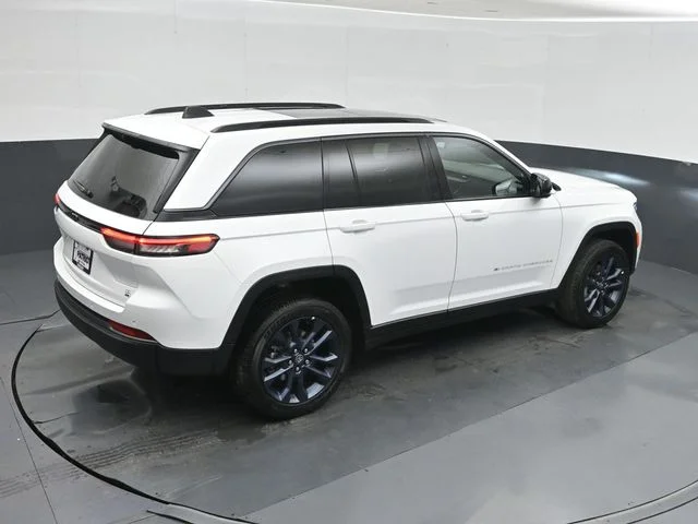 New 2026 Bright White Clear-Coat Exterior Paint Jeep  image 32