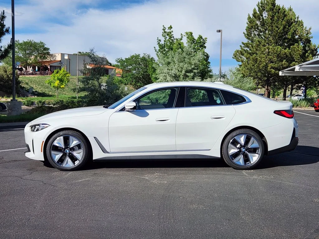New 2026 Alpine White BMW xDrive40 image 2