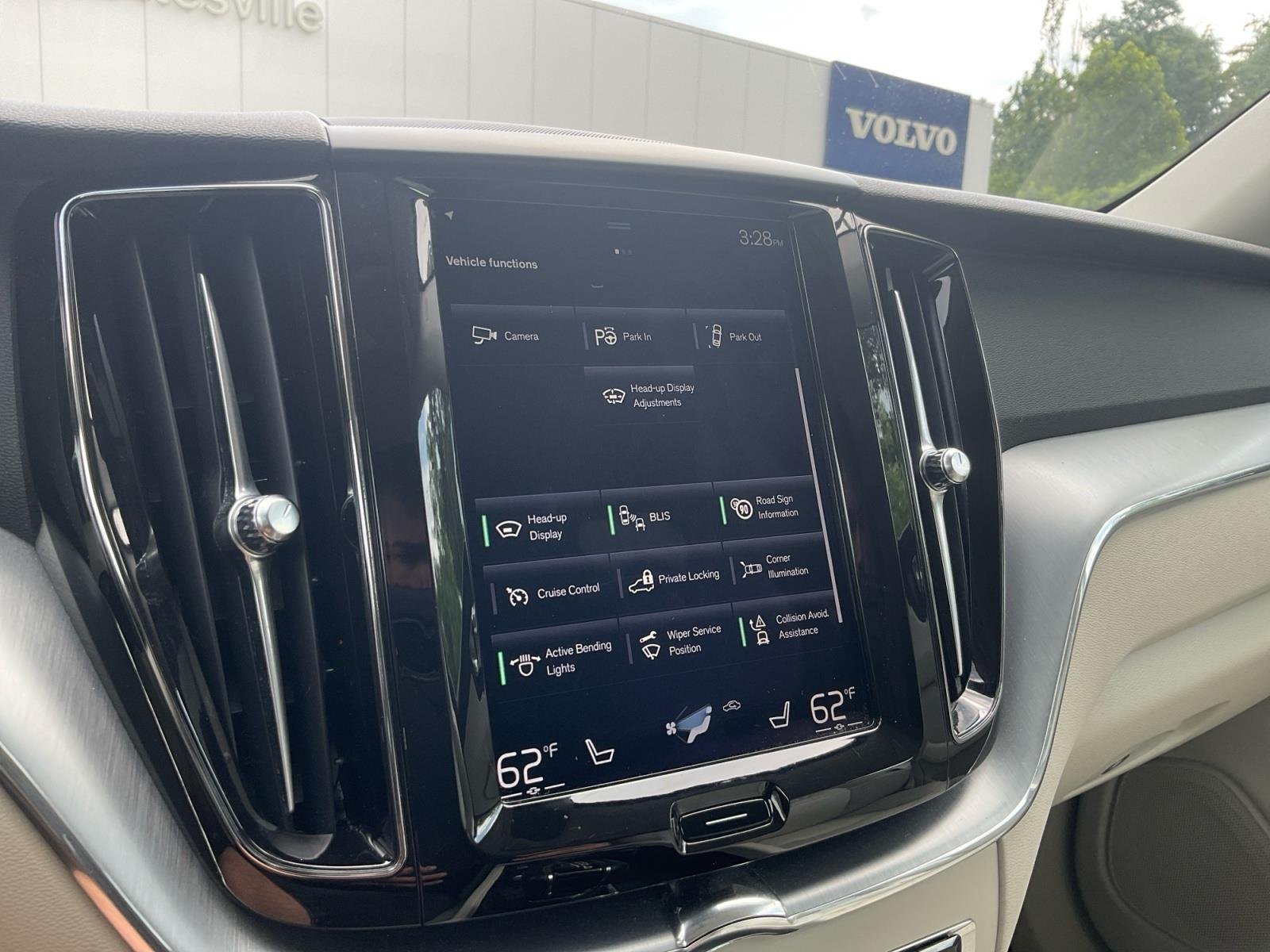 Used 2018  VOLVO T6MOMENTUM image 25