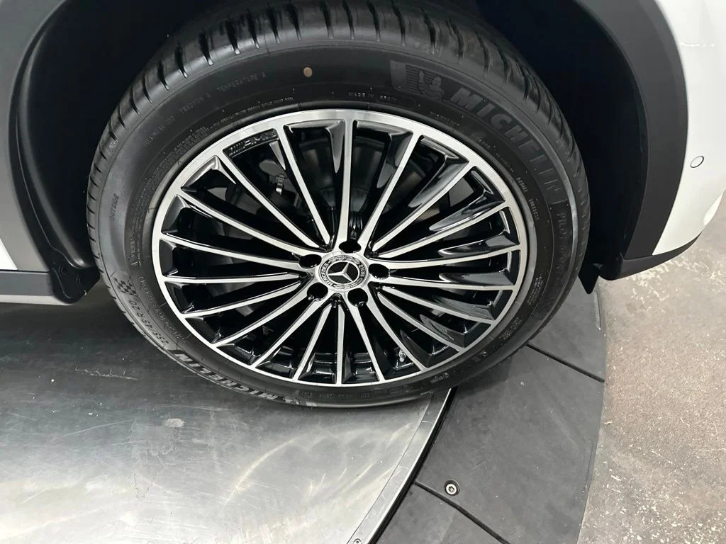 New 2027 White Mercedes-Benz GLC 300 image 9