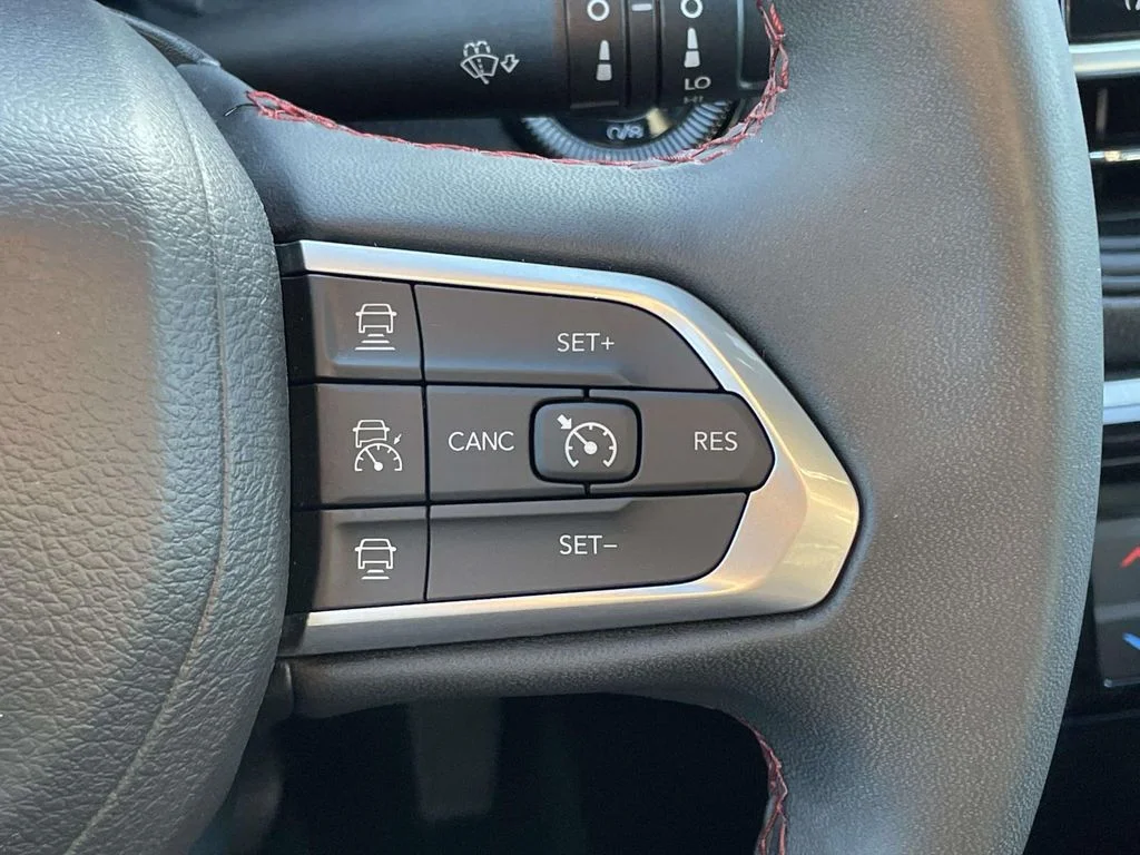 Used 2024 Silver Zynith Metallic Clearcoat Jeep Trailhawk image 11