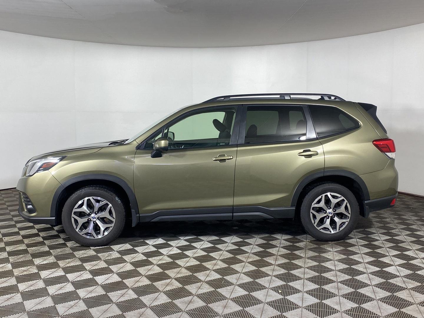 Used 2024 Autumn Green Metallic Subaru Premium image 9