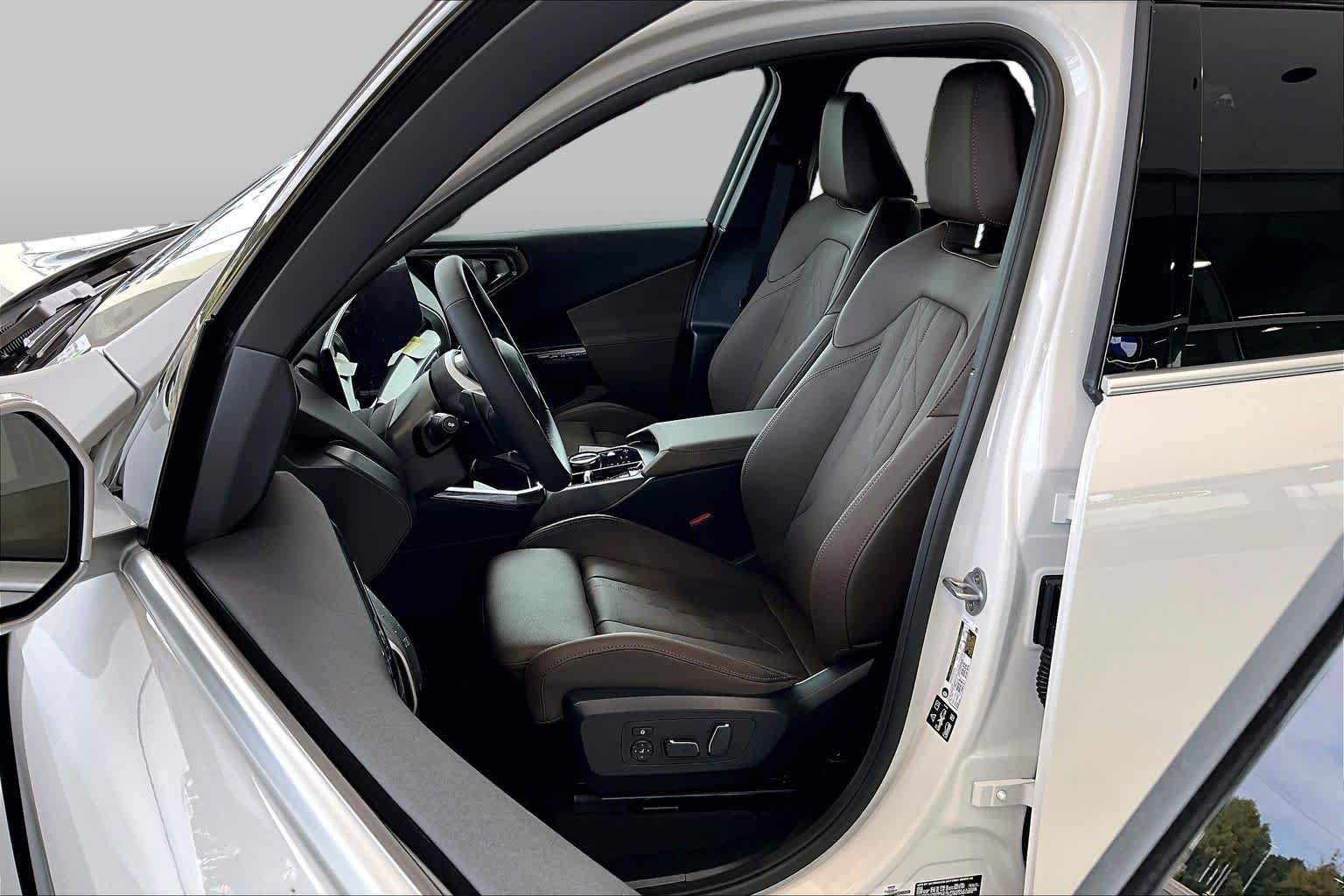 New 2026 Mineral White Metallic BMW 30 xDrive image 9