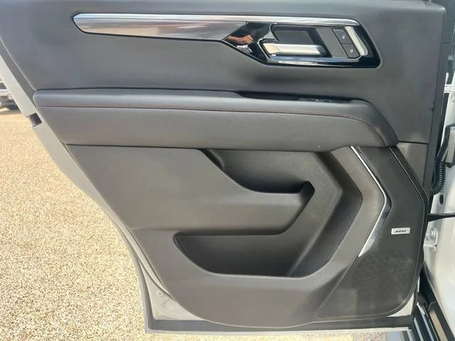 Used 2025 Iridescent Pearl Tricoat Chevrolet RST image 25