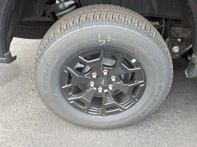2025 Ford F-150 Lightning XLT - Photo 6