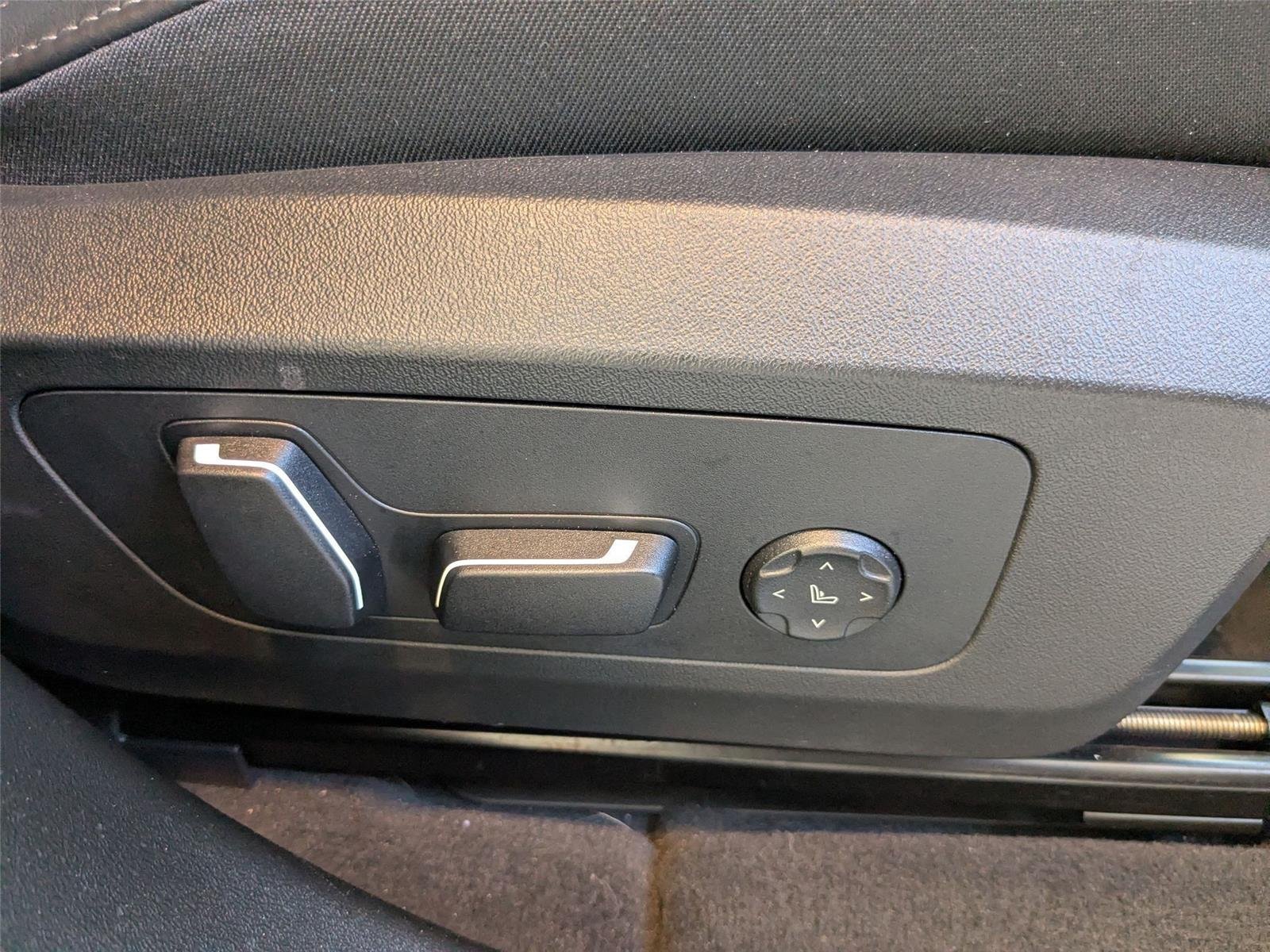 Used 2025 Dune Grey Metallic BMW M50 xDrive image 34