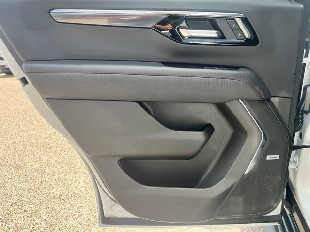 Used 2025 Iridescent Pearl Tricoat Chevrolet RST image 25