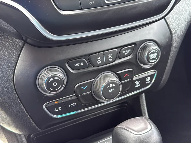 Used 2019 Gray Jeep Latitude Plus image 22