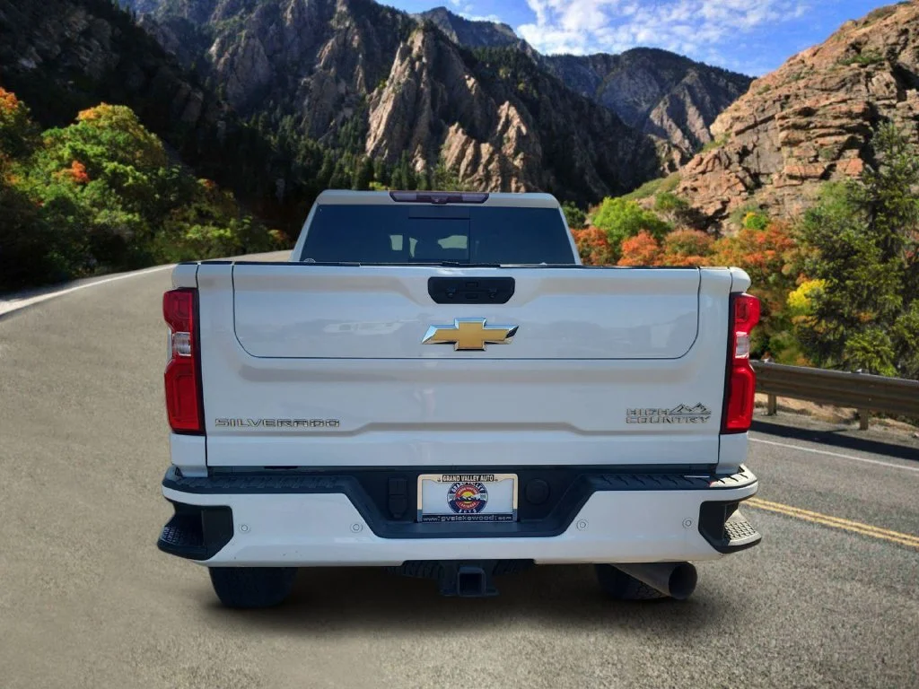 Used 2023 White Chevrolet High Country image 4