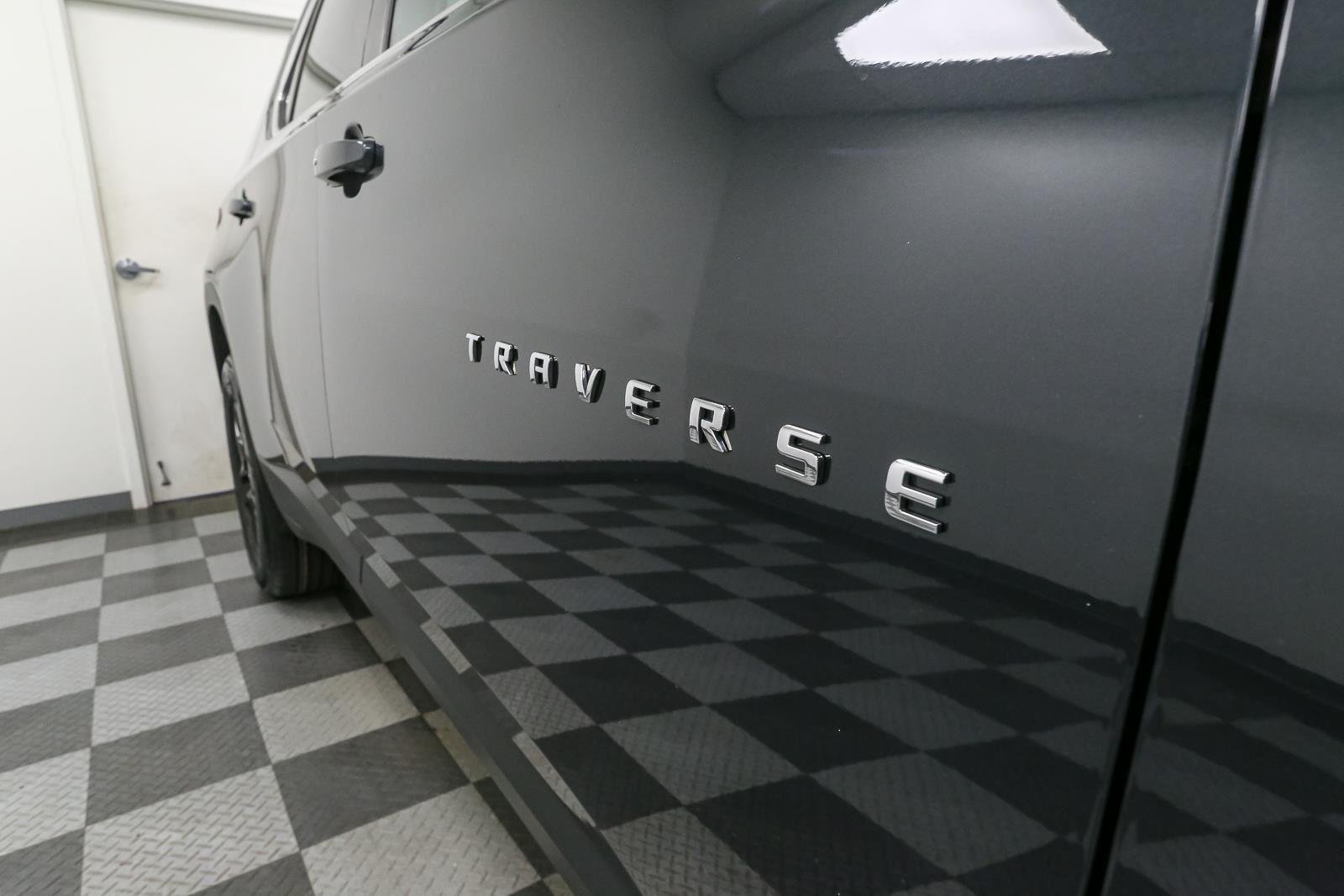 Used 2020 Graphite Metallic Chevrolet LT Cloth image 8