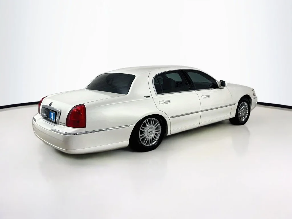 Used 2007 White Lincoln Signature image 7