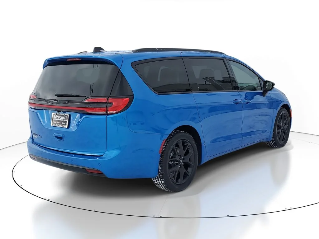 New 2026 Hydro Blue Pearl-Coat Exterior Paint Chrysler Select image 3