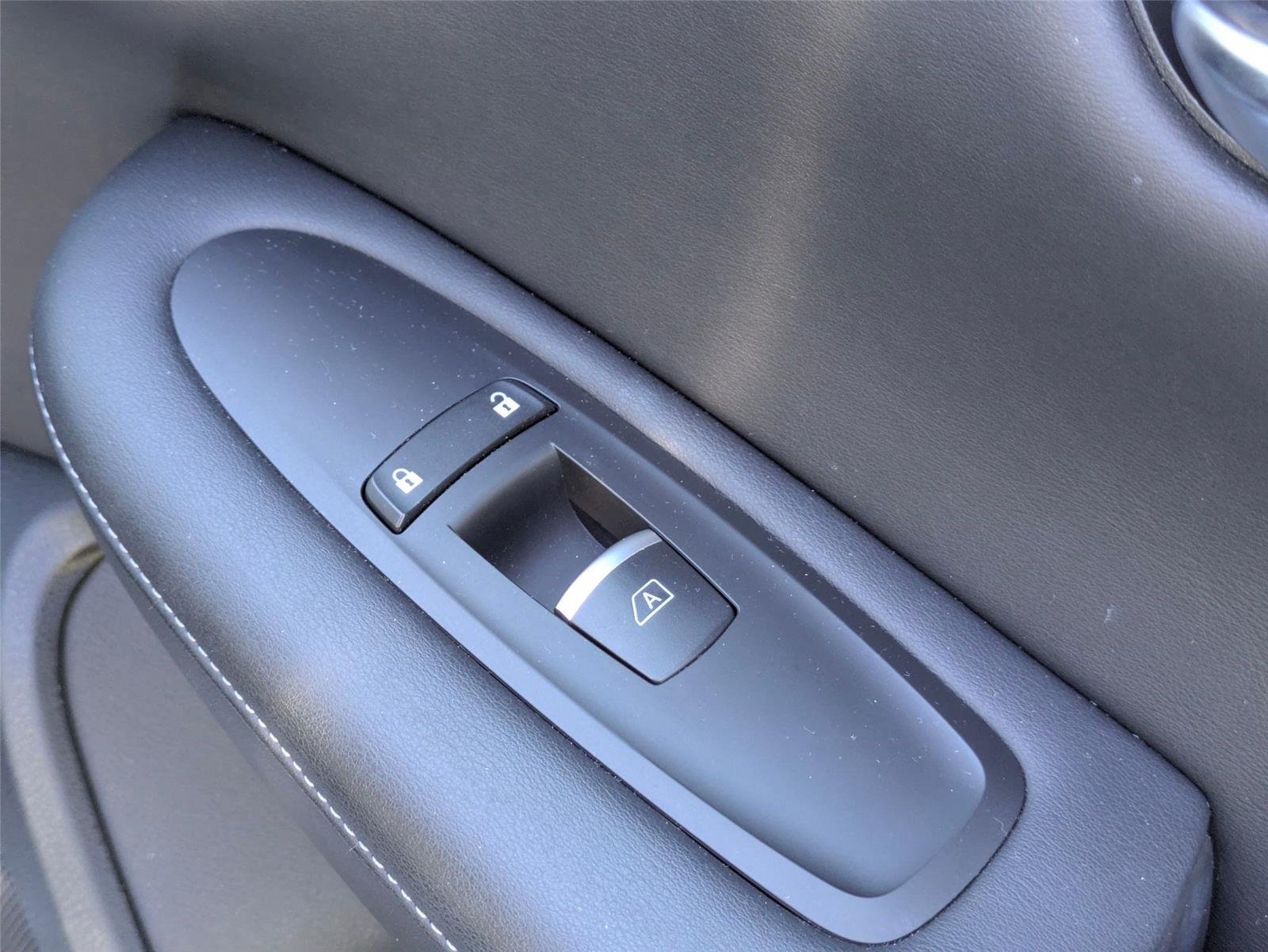 Used 2020  INFINITI  image 31