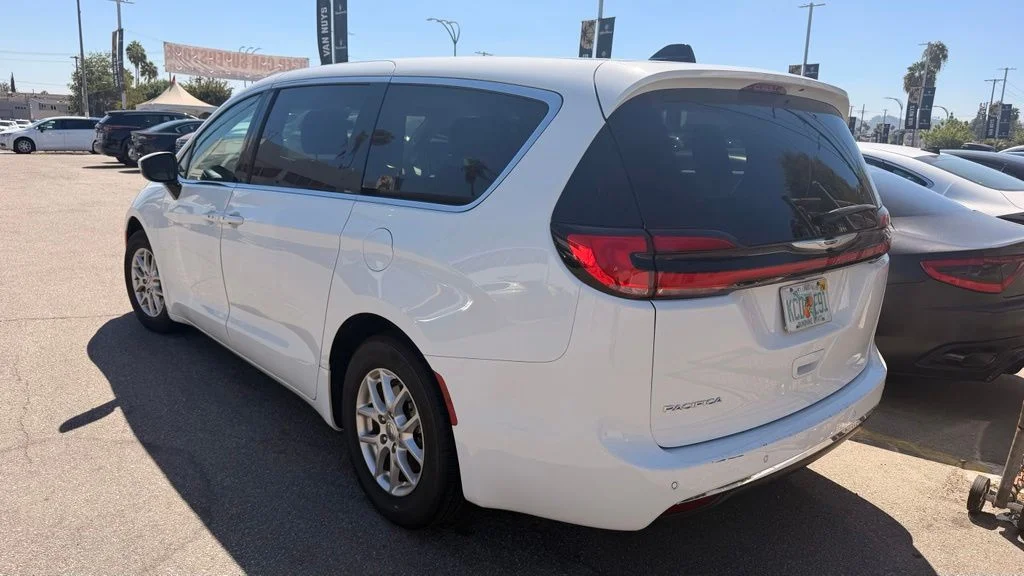 Used 2023 White Chrysler Touring L image 4