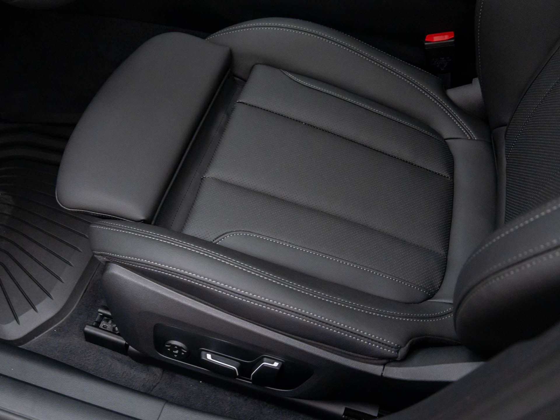 New 2026 Skyscraper Grey Metallic BMW xDrive40 image 17