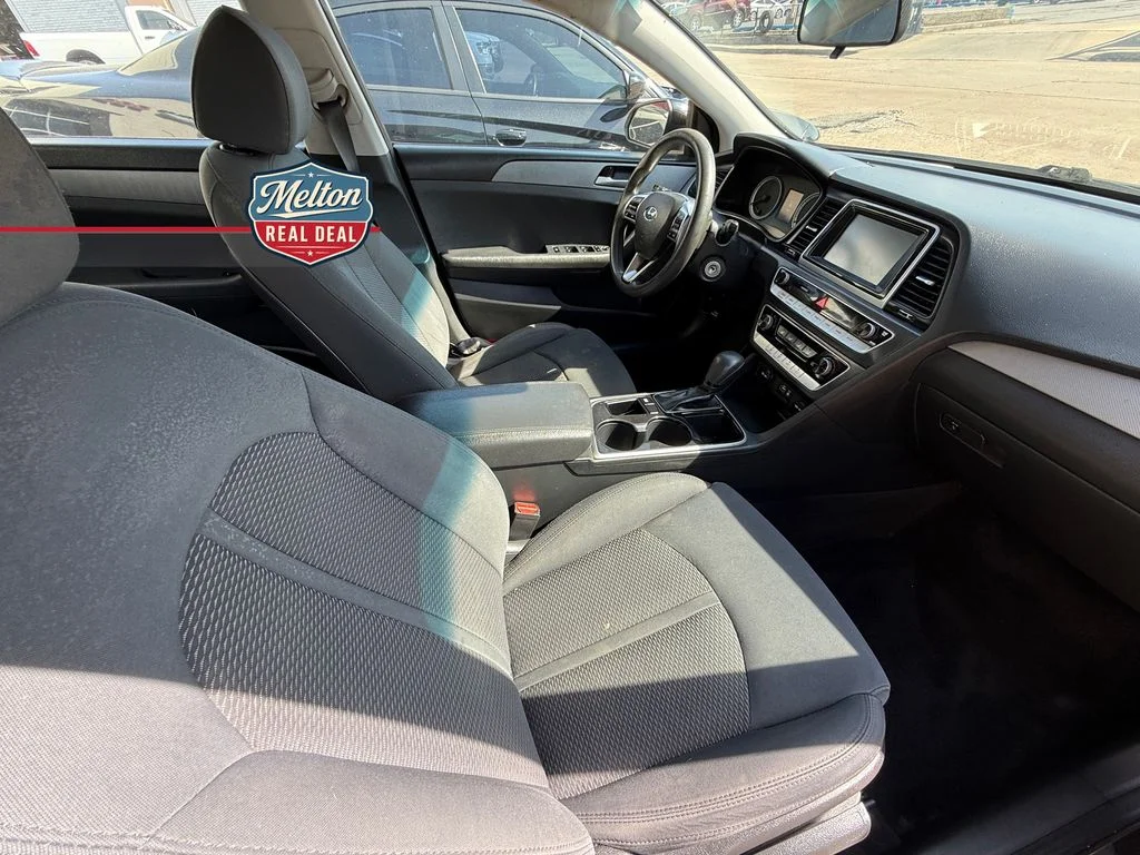 Used 2018 Black Hyundai SE image 4