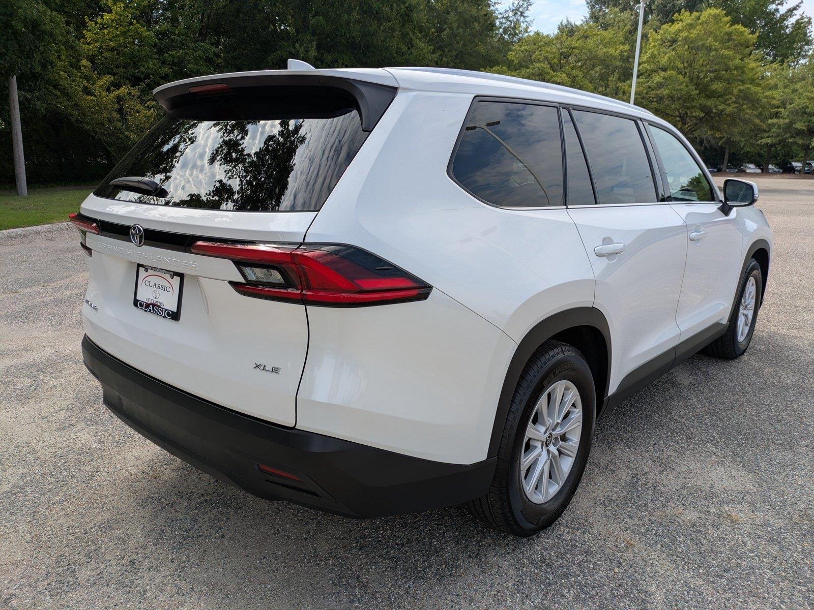 Used 2025 Wind Chill Pearl Toyota Hybrid XLE image 4