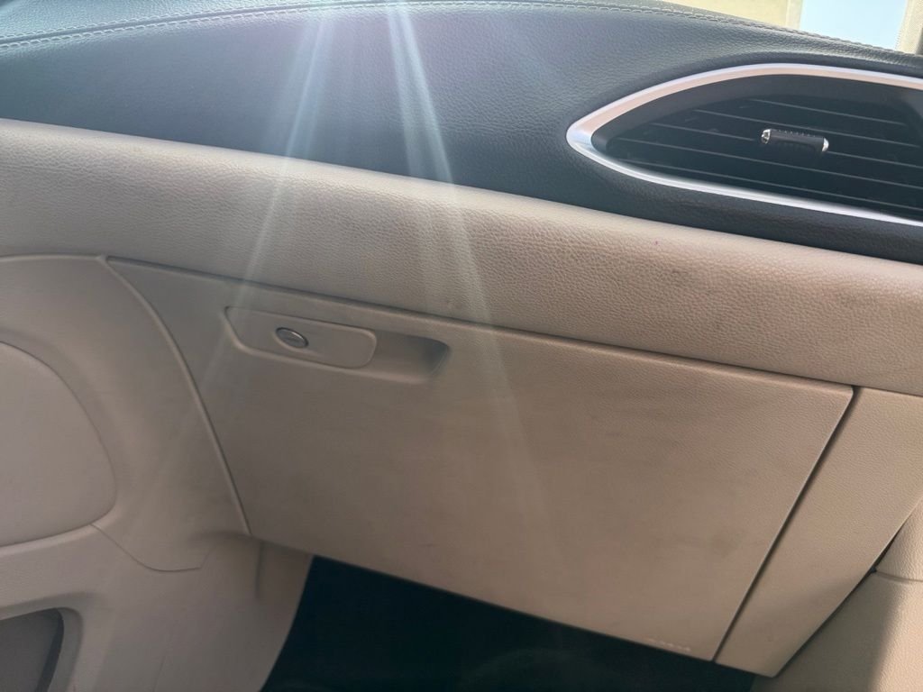 Used 2022 White Chrysler Limited image 23