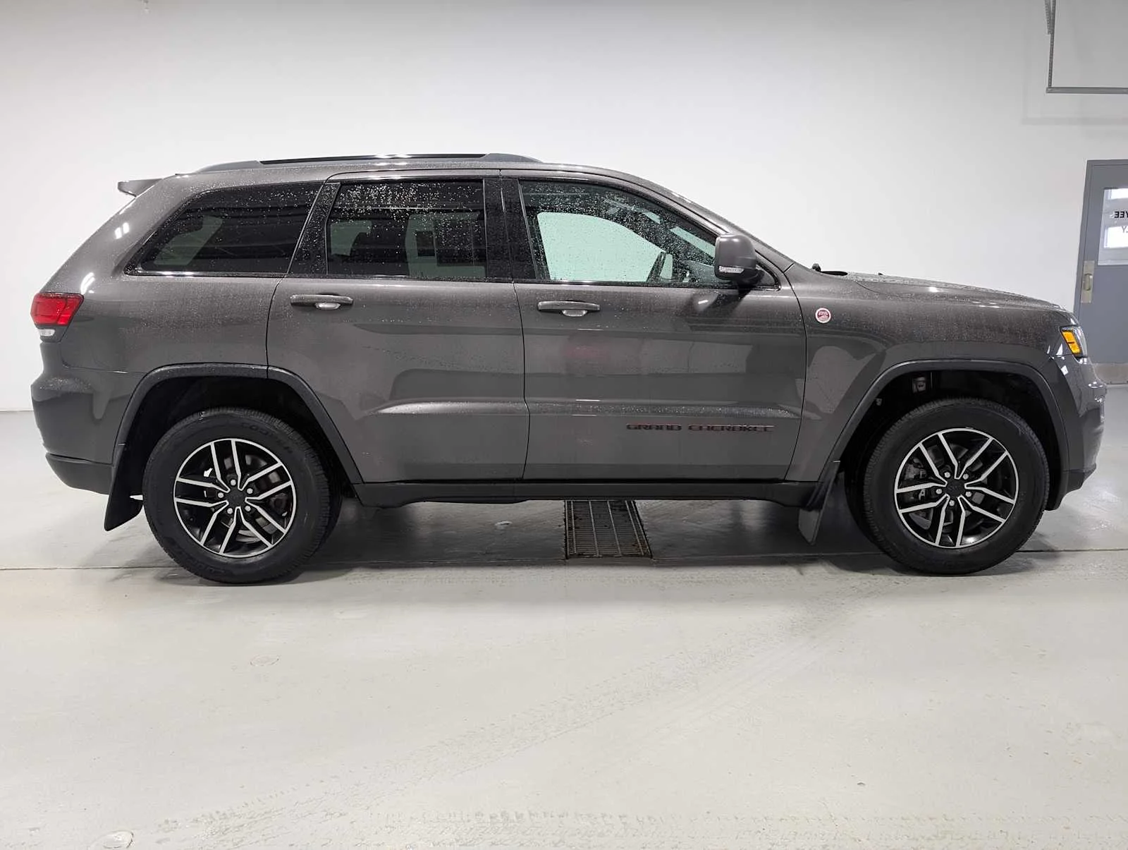 Used 2019 Granite Crystal Metallic Clearcoat Jeep Trailhawk image 7