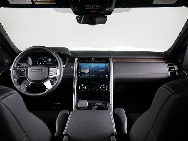 Certified Used 2025 Santorini Black Metallic Land Rover Dynamic SE image 4