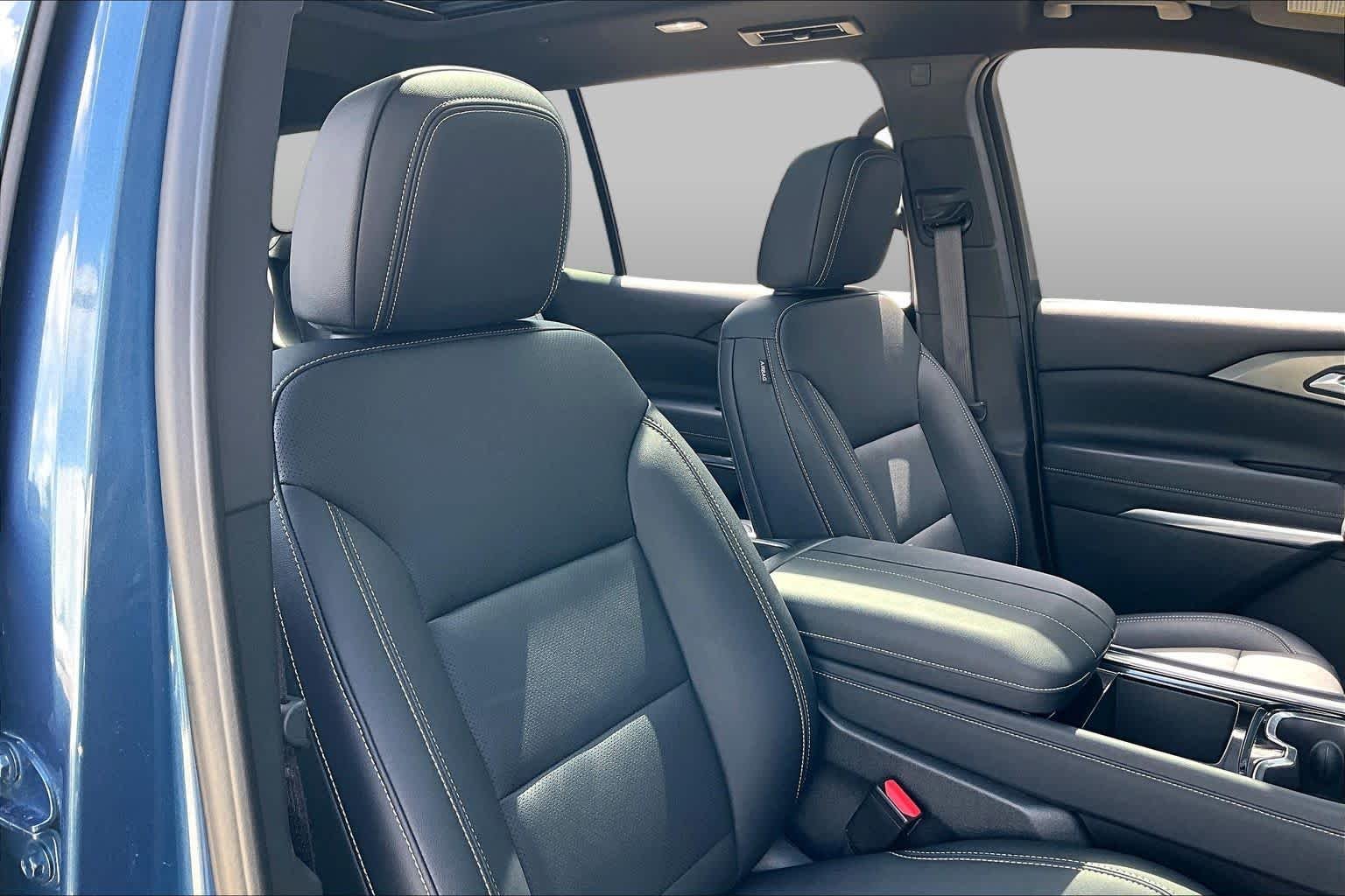 Used 2025 Lakeshore Blue Metallic Chevrolet FWD LT image 9