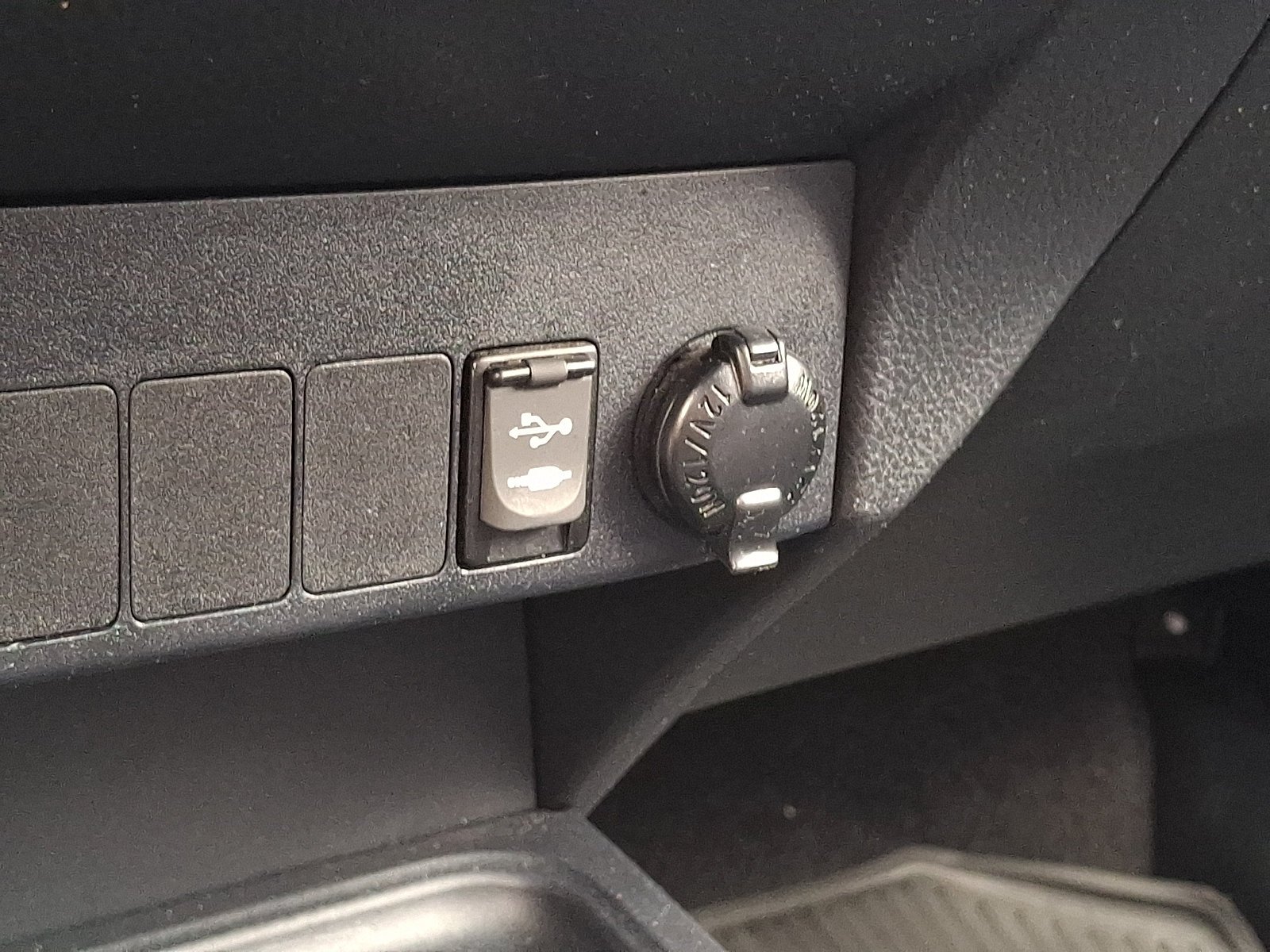 Used 2018 Super White Toyota XLE image 25