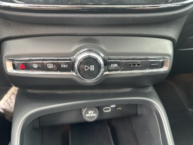 2023 Volvo XC40 Plus - Photo 22