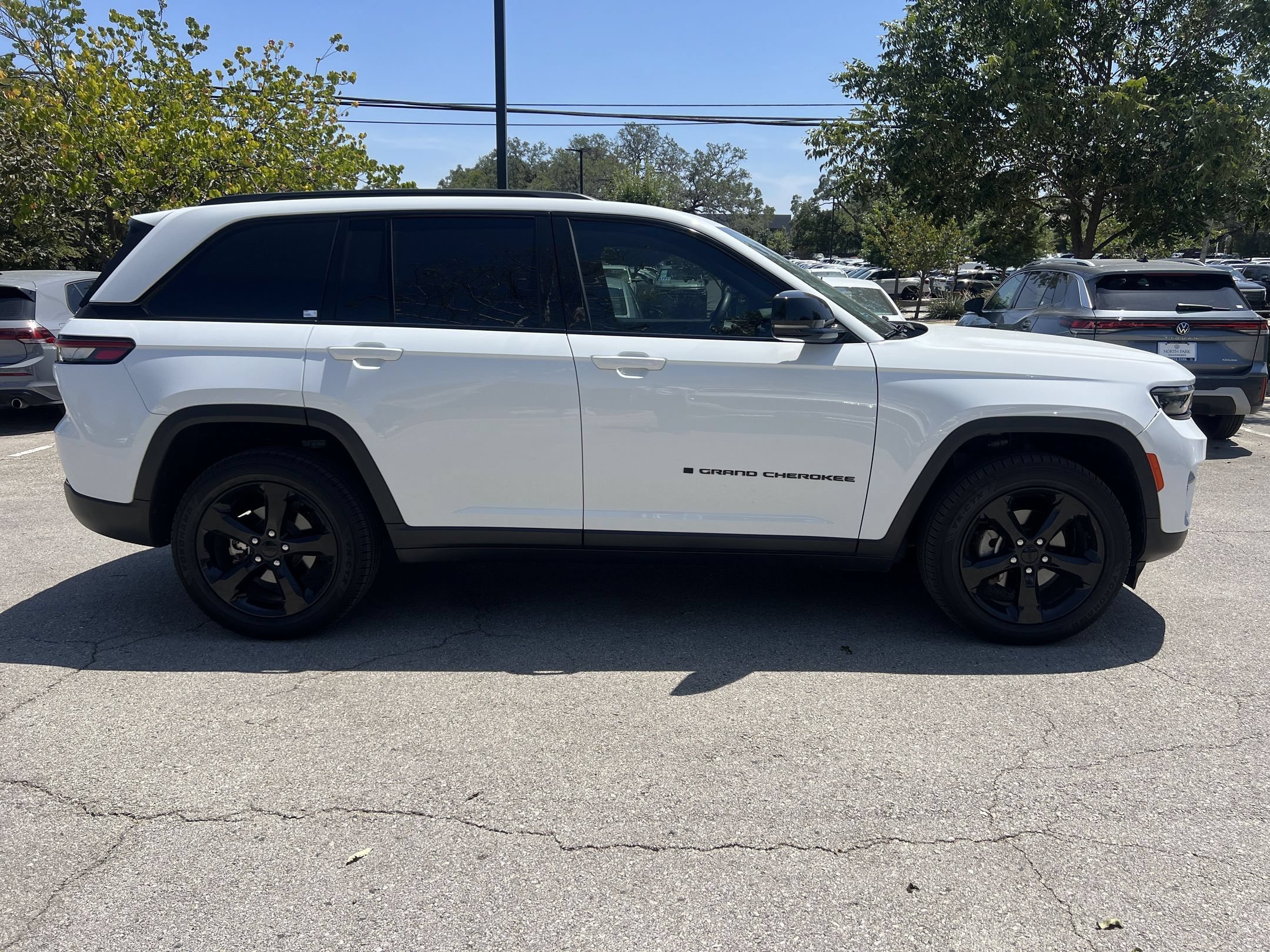 Used 2023 Bright White Clearcoat Jeep Altitude image 4