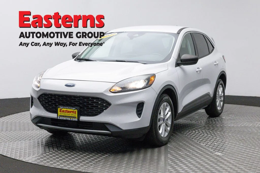 Used 2022 White Ford SE image 1