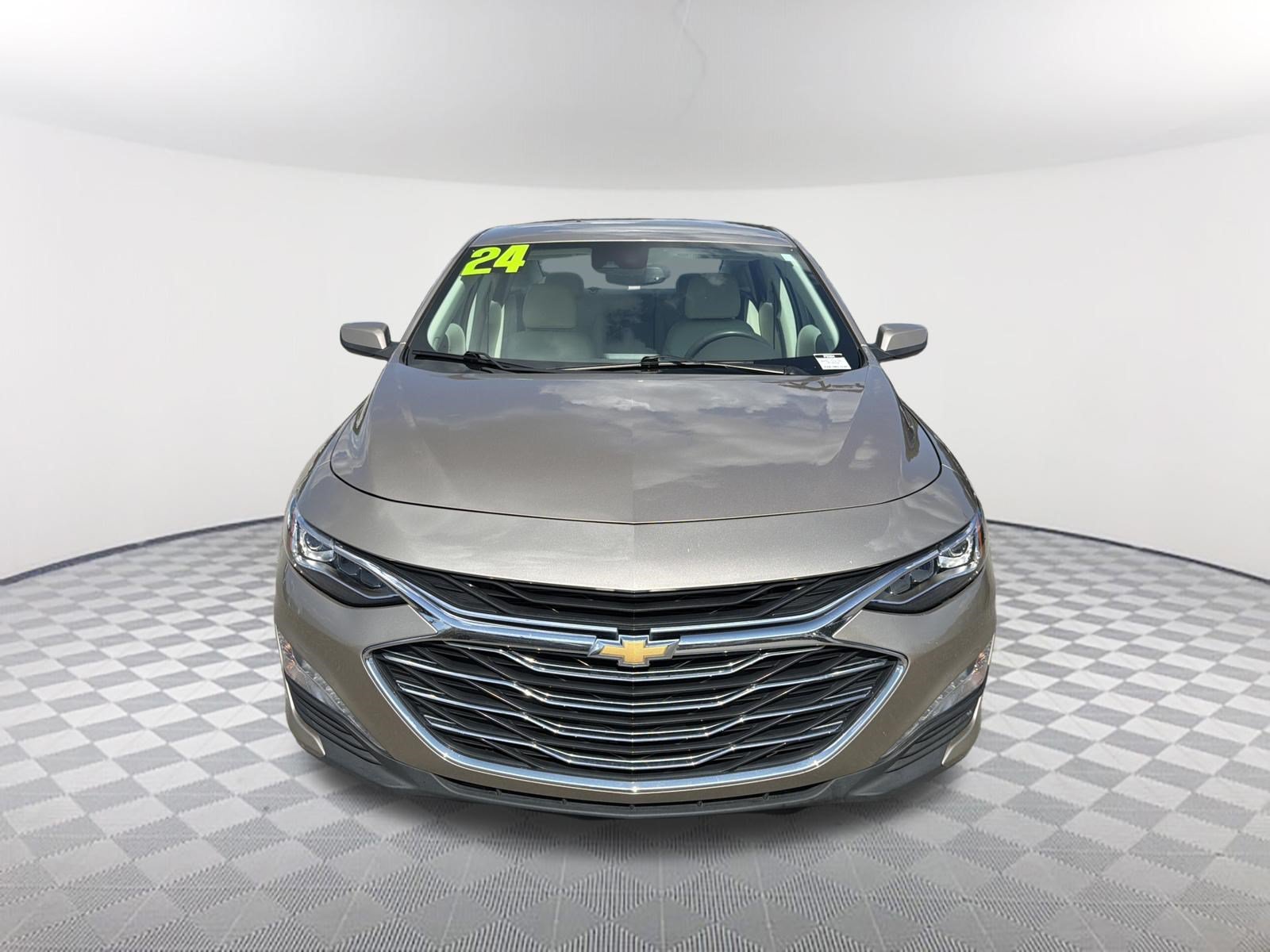 Used 2025 Summit White Chevrolet LT image 2