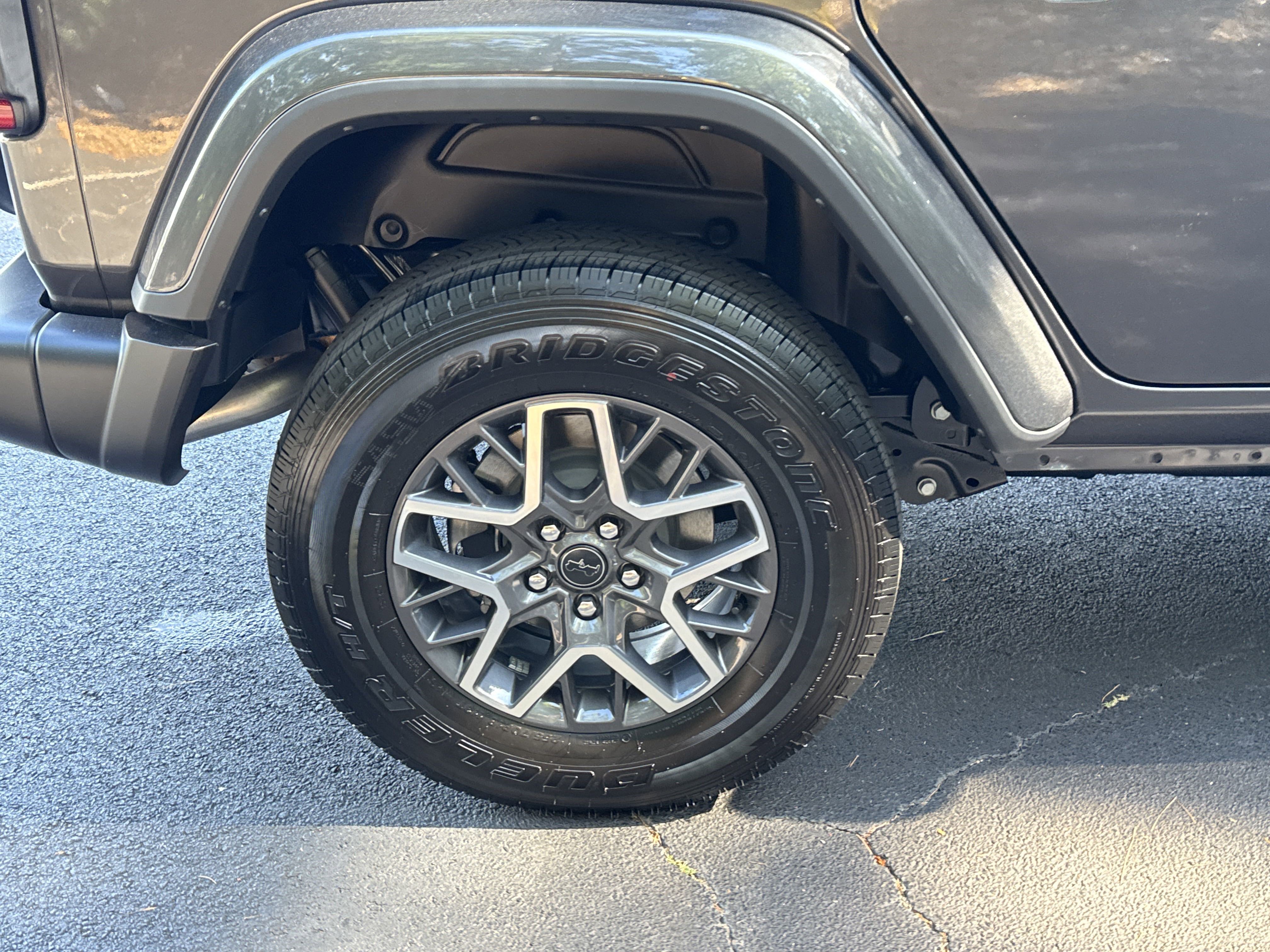 New 2025 Granite Crystal Metallic Clear-Coat Exterior Paint Jeep Sahara image 12
