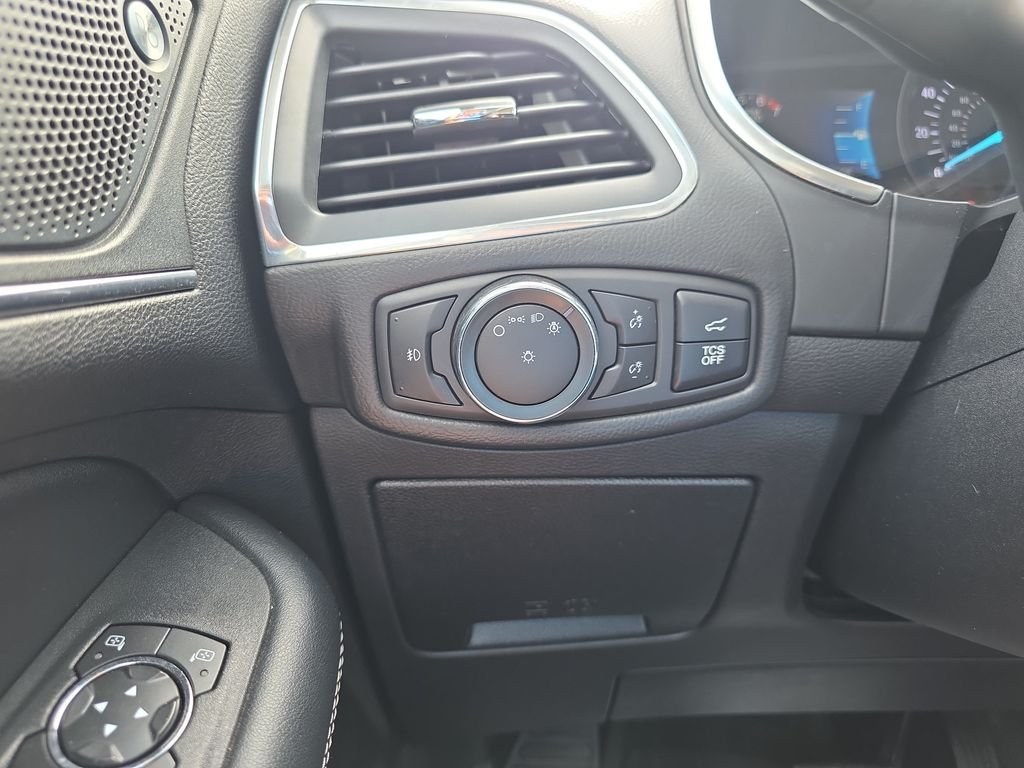 2021 Ford Edge Titanium - Photo 19