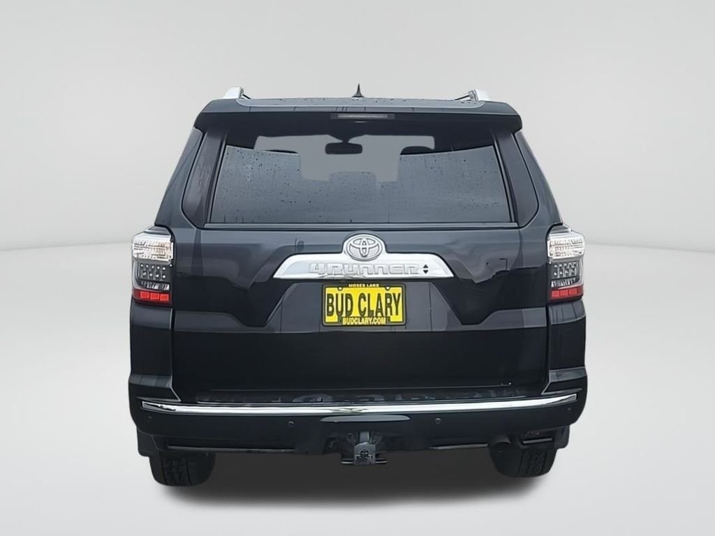 2017 Toyota 4Runner SR5 photo 4