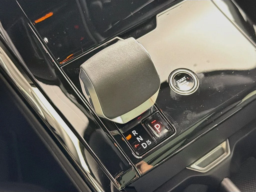 New 2026 Fuji White Land Rover SE image 17