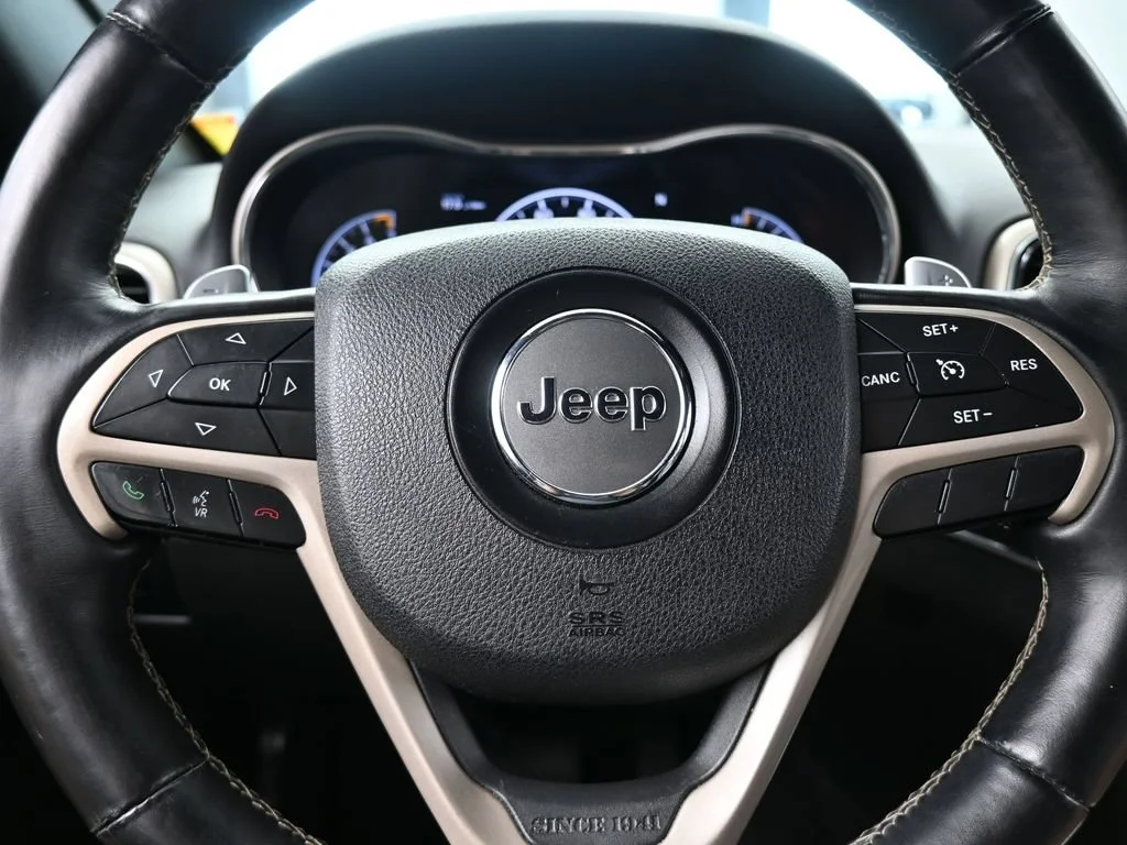 Used 2017 Diamond Black Crystal Pearlcoat Jeep Limited image 28