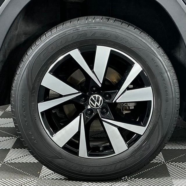 Used 2022 Black Volkswagen 2.0T SE image 9